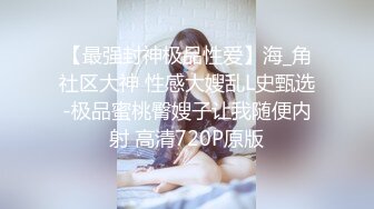 白嫩美少妇浴室洗澡洗干净身上的泡沫被老公进来后入射到后背上